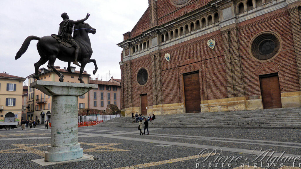 Pavie - Piazza Duomo - Place de la cathédrale